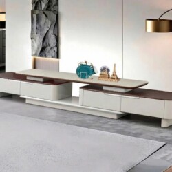 Kệ tivi đa năng KTC2-28 phong cách hiện đại, chụp chính diện hơi chếch, nổi bật thiết kế kéo dài linh hoạt. Kệ có mặt đá t…