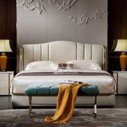 Giường ngủ bọc da Luxury GIQF226-18 được chụp chính diện trong một phòng ngủ sang trọng. Đầu giường bo cong mềm mại, bọc d…