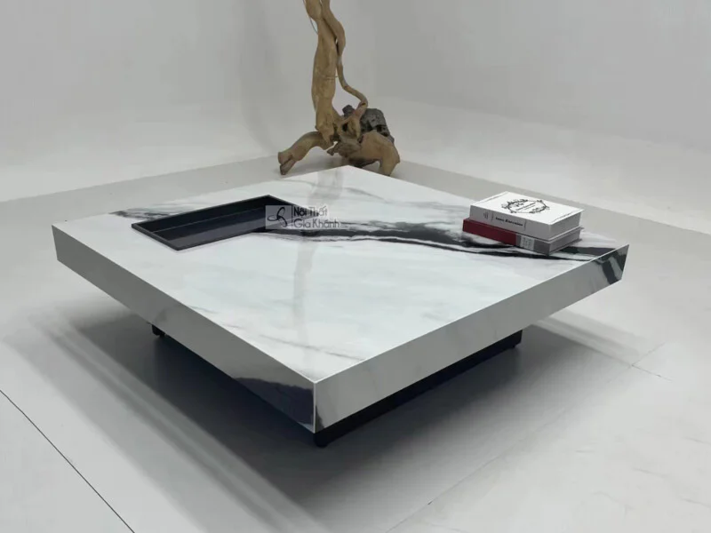 Bàn trà vuông mặt đá nhập khẩu GK08-1M4 được chụp từ góc thấp, tập trung vào mặt bàn và kiểu dáng tổng thể. Mặt bàn bằng đ…