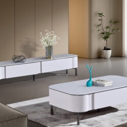 Bộ bàn trà và kệ tivi PL3013A phong cách hiện đại, chụp từ góc hơi cao trong không gian phòng khách. Bàn trà hình chữ nhật…