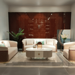 Bộ sofa luxury SBGD15-123 được chụp chính diện trong không gian phòng khách sang trọng, với tường ốp gỗ veneer màu nâu đỏ…