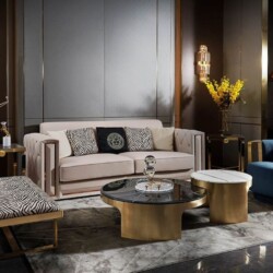 Bộ sofa Luxury SBGD05 được chụp toàn cảnh trong không gian phòng khách sang trọng, nổi bật với băng 3 bọc da nappa màu be…