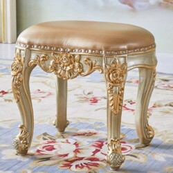 Ghế đôn sofa GT02 phong cách tân cổ điển, chụp chính diện trên thảm trải sàn họa tiết hoa. Ghế có đệm ngồi bọc da bò tự nh…