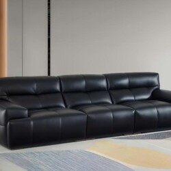 Sofa băng SF-B8131 màu đen tuyền, chụp ngang từ góc hơi chếch, nổi bật kiểu dáng hiện đại, tối giản với bốn đệm ngồi và tự…
