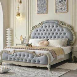 Giường ngủ tân cổ điển GI9022-18 chụp góc nghiêng, nổi bật đầu giường và thành giường bọc da màu xám xanh với nút rút. Khu…