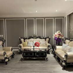Bộ sofa tân cổ điển SB923G-123 gồm một ghế đơn, một ghế đôi và một ghế ba, cùng bàn trà trung tâm, được chụp toàn cảnh tro…