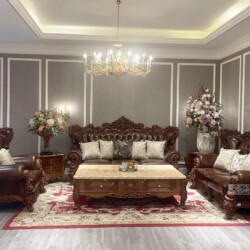 Toàn cảnh bộ sofa tân cổ điển SB998GG-123 màu nâu gỗ và nâu da, được chụp từ góc chính diện trong một phòng khách sang trọ…