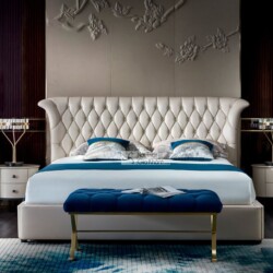 Giường ngủ bọc da luxury GIQF273-18 được chụp chính diện trong một phòng ngủ sang trọng. Đầu giường cao, bọc da bò tự nhiê…