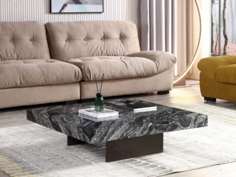 Bàn trà vuông GK01-1M chụp cận cảnh, nổi bật mặt đá cẩm thạch nhân tạo đen vân trắng xám sang trọng. Chân bàn khối chữ nhậ…