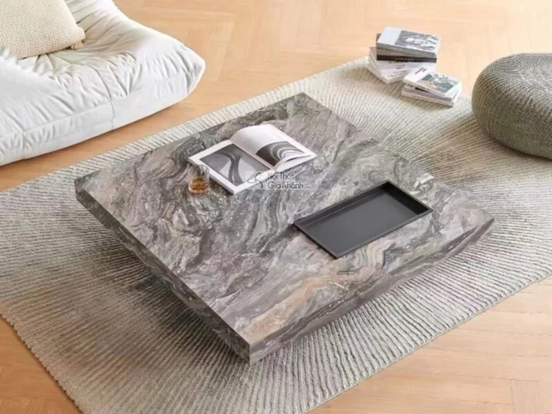 Bàn trà vuông GK02-1M được chụp từ góc trên hơi nghiêng, đặt trên thảm dệt màu be nhạt trong không gian phòng khách hiện đ…
