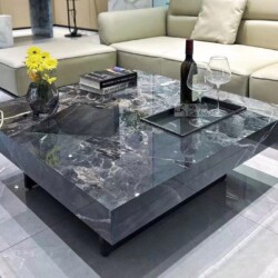 Bàn trà vuông mặt đá GK03-1M1 được chụp từ góc hơi cao, đặt trong không gian phòng khách hiện đại. Bàn có mặt đá cẩm thạch…