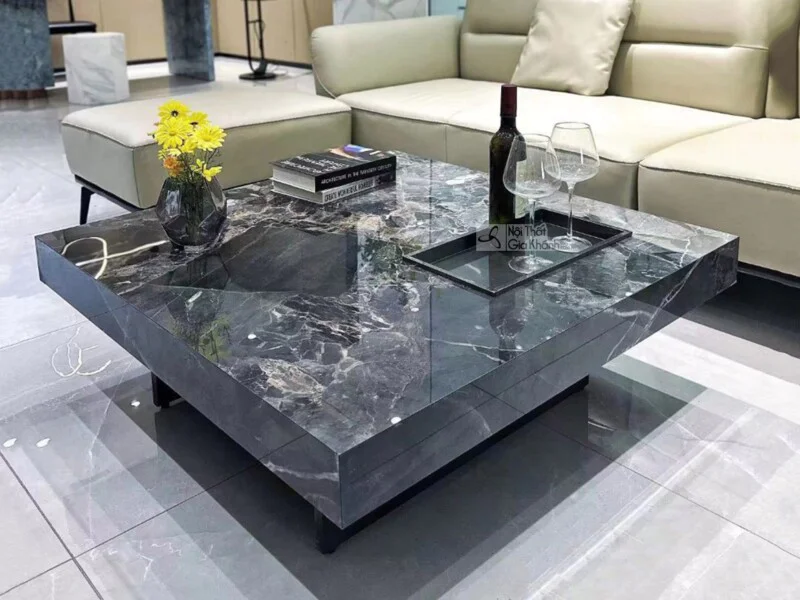 Bàn trà vuông mặt đá GK03-1M1 được chụp từ góc hơi cao, đặt trong không gian phòng khách hiện đại. Bàn có mặt đá cẩm thạch…