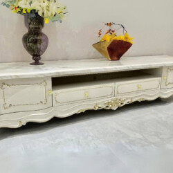 Kệ tivi tân cổ điển KTA20-22 được chụp chính diện, nổi bật với mặt đá nhân tạo vân mây trắng sang trọng. Thân kệ màu trắng…