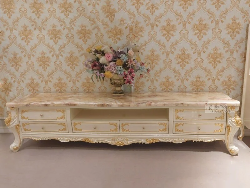 Kệ tivi tân cổ điển KT801-24 được chụp trực diện, nổi bật với mặt đá Hồng ngọc long nhân tạo vân tự nhiên và khung gỗ Sồi…
