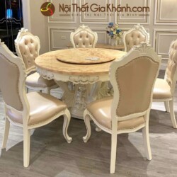 Bộ bàn ăn tròn tân cổ điển PAQ09H-1M35 màu trắng ngọc trai, chụp từ góc hơi chếch, nổi bật bàn ăn mặt đá Hồng ngọc long nh…