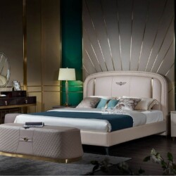 Giường ngủ bọc da Luxury GIQF263-18 được chụp chính diện trong một phòng ngủ sang trọng. Giường có đầu giường bo cong, bọc…
