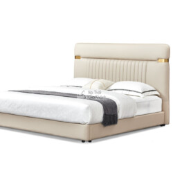Giường ngủ bọc da luxury GIQF297-18 được chụp từ góc hơi chếch phía trước, làm nổi bật phần đầu giường cao, bo cong mềm mạ…