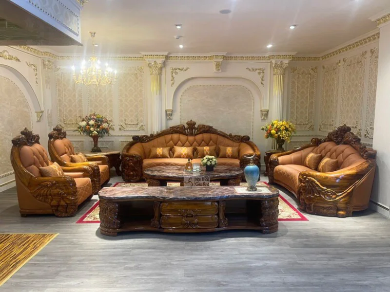 Toàn cảnh bộ sofa gỗ mun SF808-1124 từ góc rộng hơn, trưng bày trong showroom Gia Khánh. Bộ sản phẩm gồm ghế sofa băng, ha…