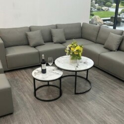 Toàn cảnh bộ bàn trà đôi chân tròn BT01- 50/70 đặt giữa không gian phòng khách hiện đại. Hai bàn trà mặt đá nung kết vân t…