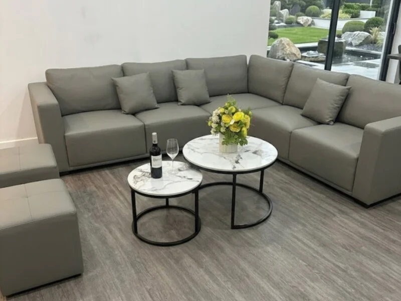 Toàn cảnh bộ bàn trà đôi chân tròn BT01- 50/70 đặt giữa không gian phòng khách hiện đại. Hai bàn trà mặt đá nung kết vân t…