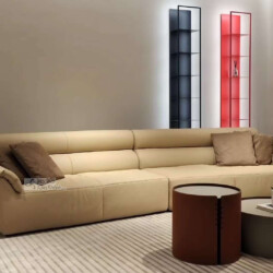 Sofa băng chữ L phong cách Italia hiện đại, bọc da thật màu kem sang trọng, với các đường nét tối giản và đệm ngồi, tựa lư…