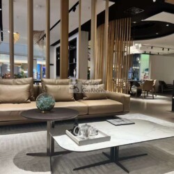 Sofa băng SF2009 màu nâu be, đặt trong không gian showroom rộng rãi của Nội Thất Gia Khánh. Góc chụp tổng thể từ phía trướ…