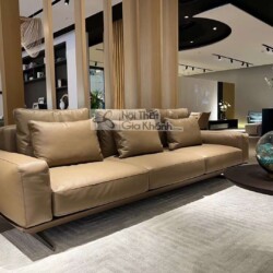 Cận cảnh sofa băng SF2009 màu nâu be, chụp từ góc hơi chếch bên phải, làm nổi bật chất liệu da bò tự nhiên và các đường né…