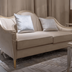 Ghế băng 2 của bộ sofa SBM229-123 được chụp cận cảnh từ góc thấp, tập trung vào đường cong mềm mại của lưng ghế và tay vịn…