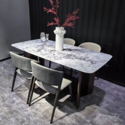 Bộ bàn ăn hiện đại BAQ57-18 được chụp từ góc nhìn trên cao, tổng thể. Bàn có mặt đá siêu tinh thể nhân tạo màu trắng vân x…