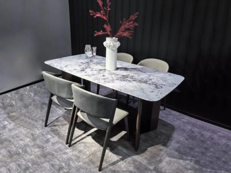 Bộ bàn ăn hiện đại BAQ57-18 được chụp từ góc nhìn trên cao, tổng thể. Bàn có mặt đá siêu tinh thể nhân tạo màu trắng vân x…
