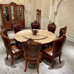 Bộ bàn ăn tròn 8 ghế phong cách tân cổ điển, chụp từ góc hơi cao, cho thấy tổng thể bàn mặt đá Hồng Ngọc Long nhân tạo với…