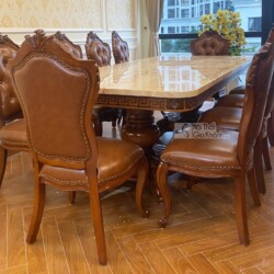 Bộ bàn ăn tân cổ điển 8806GG-32 được chụp cận cảnh từ góc thấp, tập trung vào phần chân ghế và chân bàn. Bàn ăn mặt đá Hồn…