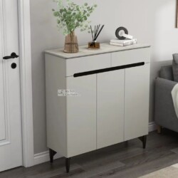 Tủ giày hiện đại TDA-100 màu xám nhạt, mặt trên vân đá sáng, được đặt gọn gàng cạnh cửa ra vào và một chiếc ghế sofa màu x…