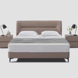 Giường ngủ bọc da hiện đại GIBJ086-18 được chụp chính diện trên nền xám nhạt. Giường có đầu giường cao, bọc da màu nâu be…