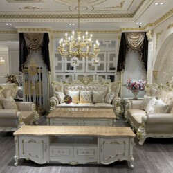 Toàn cảnh bộ sofa tân cổ điển SB923-123 đặt trong không gian phòng khách sang trọng. Bộ sản phẩm gồm một ghế băng dài, hai…