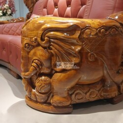 Chi tiết tay vịn của ghế sofa đơn, được chế tác từ gỗ mun Nam Phi với những đường chạm khắc tinh xảo hình đầu rồng hoặc li…