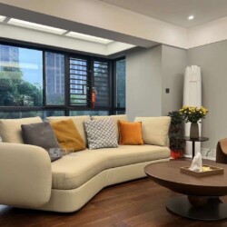 Sofa cong SF2112 màu kem nhạt, bọc da, được đặt trong không gian phòng khách hiện đại. Ghế có thiết kế uốn lượn mềm mại, t…