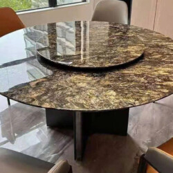 Bàn ăn tròn BAQ16-18 nhìn từ góc trên hơi chếch, nổi bật mặt đá kim sa tự nhiên màu nâu vàng với các vân đá độc đáo, bóng…