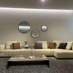 Bộ sofa góc trái SF2201 màu kem nhạt, thiết kế tối giản, đặt trong phòng khách hiện đại. Góc chụp toàn cảnh cho thấy sofa…