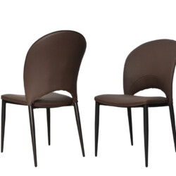 Hai chiếc ghế ăn hiện đại GA809-2 được chụp từ góc hơi chếch phía trước, cho thấy mặt lưng cong mềm mại của chiếc ghế bên…