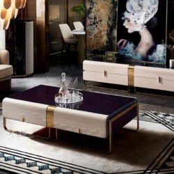Kệ tivi ARMAND và bàn trà đồng bộ trong không gian phòng khách luxury. Kệ tivi màu trắng kem bóng với mặt gỗ Cẩm Lai vân n…
