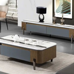 Bộ bàn trà và kệ tivi BT1300 được chụp từ góc thấp, hơi chếch về phía trước, làm nổi bật thiết kế hiện đại với đường nét b…