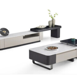 Bộ sản phẩm gồm bàn trà hình chữ nhật và kệ tivi phong cách hiện đại, đặt trên nền trắng. Bàn trà có mặt đá vi tinh thể mà…