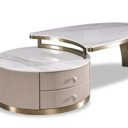 Bàn trà Luxury BT8809 nhìn từ góc chếch phía trước, nổi bật với hai khối hình học độc đáo. Khối trụ tròn màu be có hai ngă…