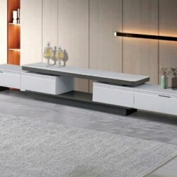 Kệ tivi đa năng KTC1-28 được chụp chính diện trong không gian phòng khách hiện đại. Kệ có thiết kế kéo dài linh hoạt, với…