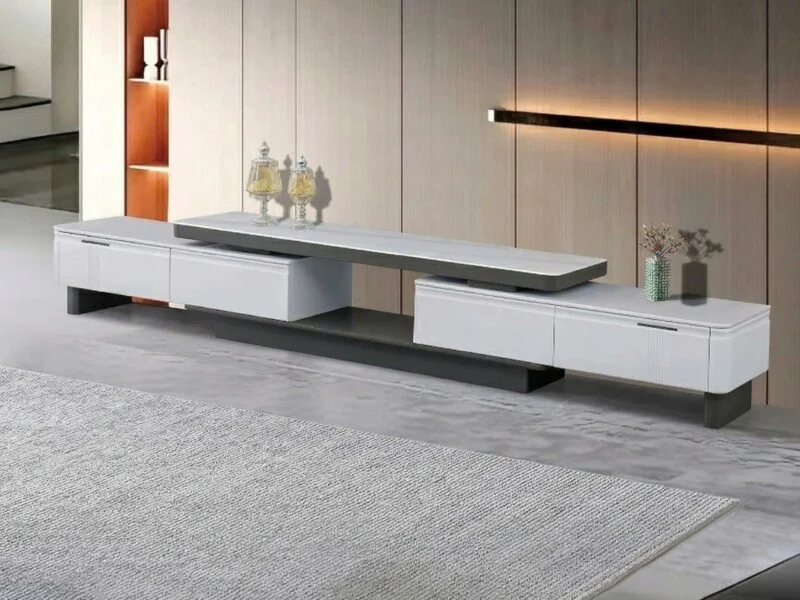 Kệ tivi đa năng KTC1-28 được chụp chính diện trong không gian phòng khách hiện đại. Kệ có thiết kế kéo dài linh hoạt, với…