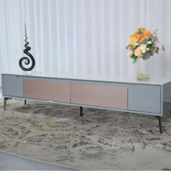 Kệ Tivi SIENNA DJ9230-20 đặt trong phòng khách với thảm trải sàn họa tiết độc đáo. Kệ màu xám xanh, mặt đá trắng vân mây…