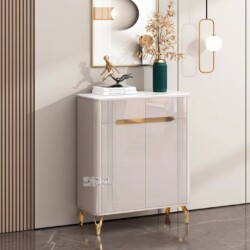 Tủ giày hiện đại TDEH164 chụp chính diện, nổi bật với hai cánh tủ màu be sáng bóng, đường vân dọc tinh tế và tay nắm ngang…