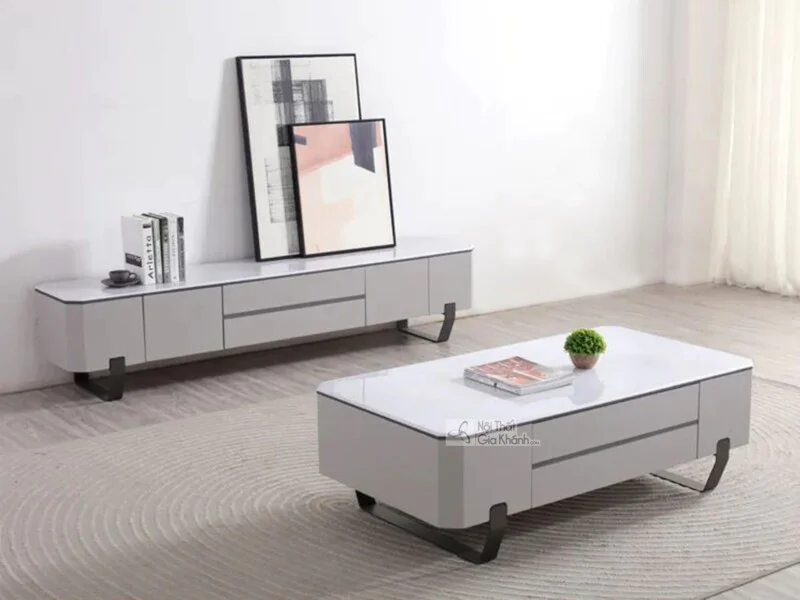 Hình ảnh tổng thể bộ bàn trà và kệ tivi BTK9873-13 đặt trong không gian phòng khách hiện đại. Bàn trà hình chữ nhật với mặ…