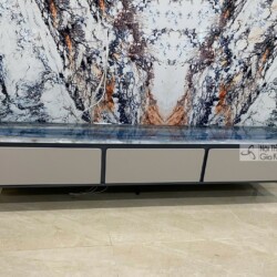 Kệ tivi cố định mặt đá KT8633-20 chụp chính diện, nổi bật mặt đá siêu tinh thể vân xanh xám độc đáo. Thân kệ màu xám đậm k…